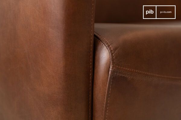 Deze chesterfield bank heeft een diepe zitting en een stevige beukenhouten frame