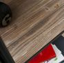 Das Regal Etel besitzt eine Struktur aus Stahl und Platten aus lasuriertem Massivholz