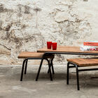 Massief houten salontafel in industriële stijl.