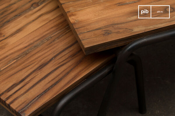 Oud gerecycled hout dat de oude toepassingen van de platen weergeeft.