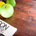 Eine dicke Platte aus altem recyceltem Teakholz.