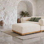 Sa large surface forme une assise d'appoint généreuse utilisable seule.