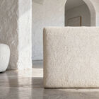 Le tissage bouclé révèle un relief dense et régulier sur toute l'assise.