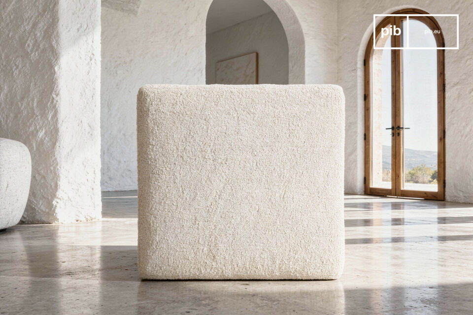 Le tissage bouclé révèle un relief dense et régulier sur toute l'assise.