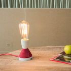 Retro lamp met lange gloeidraden op lamp, apart verkrijgbaar.