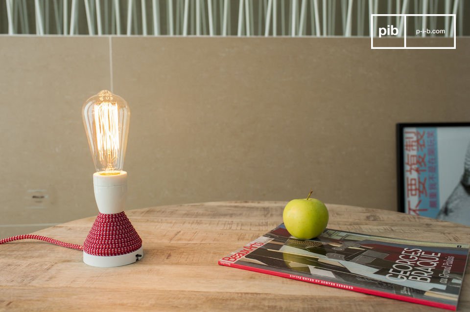 Retro lamp met lange gloeidraden op lamp, apart verkrijgbaar.