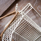 Il ripiano ha diversi ganci posizionati sulla parte anteriore e laterale.