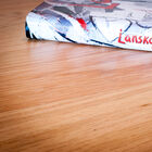 Het hout van het dienblad is helder en gelakt.