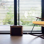 Beau fauteuil rocking-chair au tissu jaune.