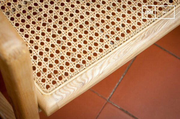 Very nice cane made of natural rattan.