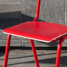 De zitting is gemaakt van hout en de structuur is gemaakt van metaal.