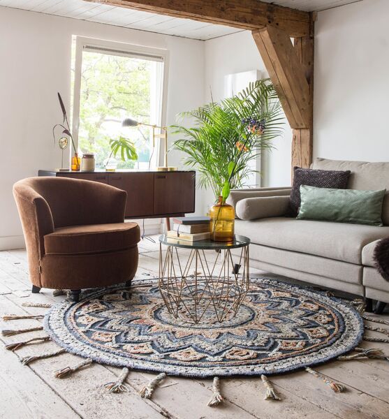 Round rug for a circular coffee table