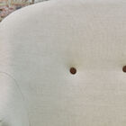 Het frame van de fauteuil en de jute stof aan de buitenkant zijn zichtbaar gelaten