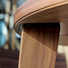 Deze gezellige ronde Nöten tafel maakt je eetkamer helemaal af door zijn natuurlijke donkere kleur