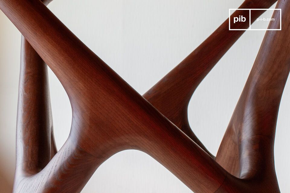 Deze ronde tafel heeft een strak ontwerp, geïnspireerd op de Scandinavische stijl
