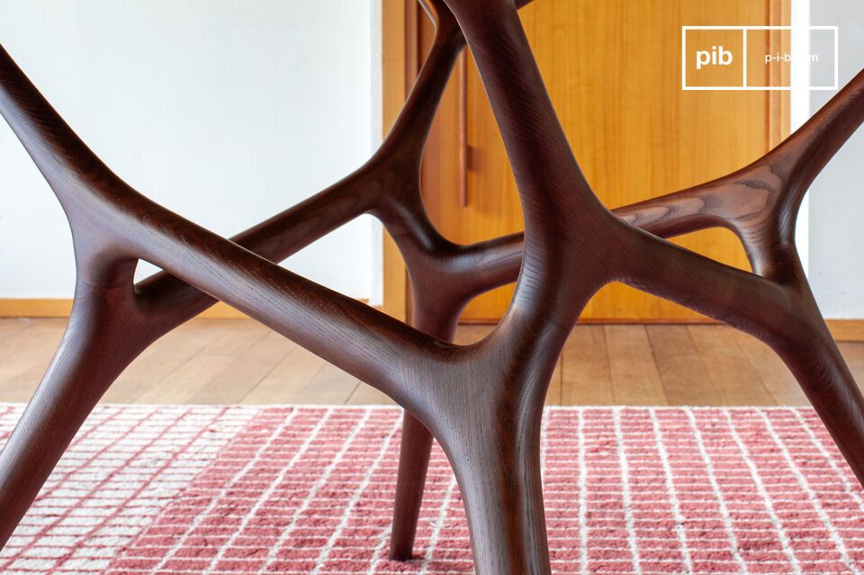 Deze ronde tafel met een strak ontwerp vindt de perfecte balans tussen soberheid en natuurlijke