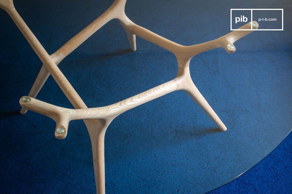 Deze ronde tafel belichaamt een verfijnde esthetiek waarin hout en glas moeiteloos samenkomen