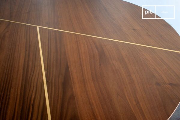 De ronde tafel Ligna viert de warmte van donker hout in een eigentijdse interpretatie van verfijnde