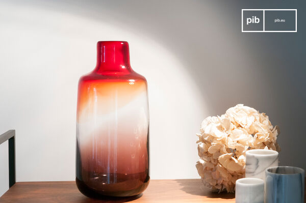 Die Farbverläufe verleihen der Vase einen Vintage-Stil.