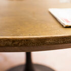 The table top of the round table Liverpool is made of oak wood, covered with lacquered brass