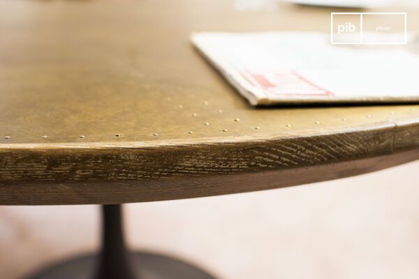 The table top of the round table Liverpool is made of oak wood, covered with lacquered brass