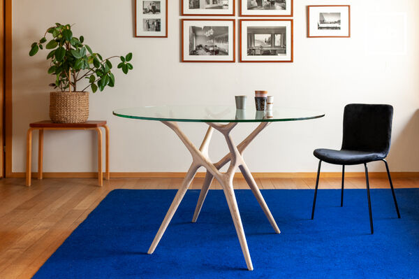 Round dining table