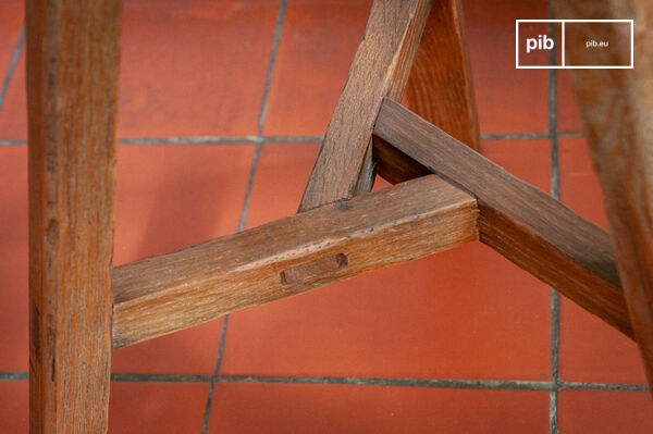 Its foot forms a triangle when crossed