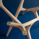 This round table draws inspiration from Nordic design, combining simplicity and natural elements