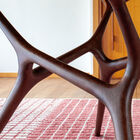 Dieser runde Tisch mit seinem klaren Design findet die perfekte Balance zwischen Schlichtheit und