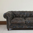 Round lines and English club atmosphere for your living room.