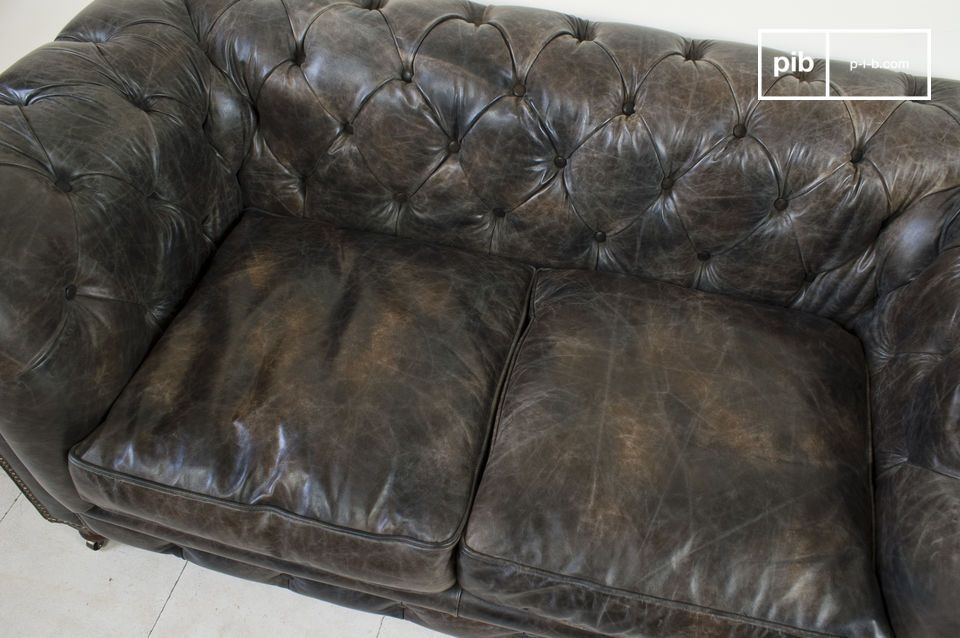 Pleasant comfort thanks to feather and foam-filled cushions.