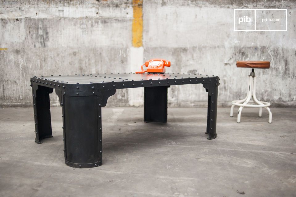 De zichtbare klinknagels geven de tafel een fabriekslook.