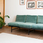 Das Sofa hat einen tiefen und bequemen Sitz.