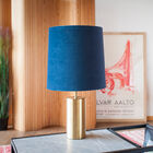 Hübsche blaue Lampe mit goldenem Fuß, inspiriert von den 60er Jahren.