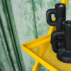 I ripiani sono forati per uno stile industriale.