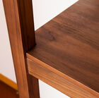 Un legno nobile naturalmente scuro.