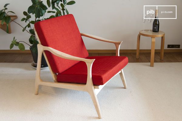 The shape is aerial and slender, which gives it its elegance.