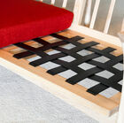 The seat rests on crossed straps for perfect comfort.