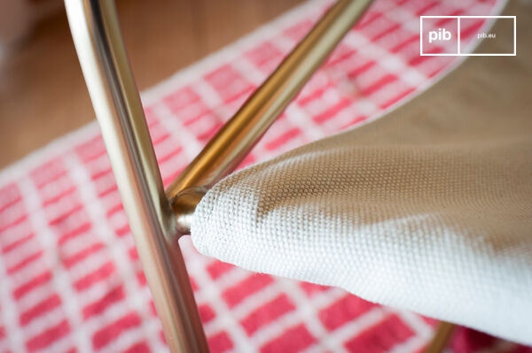 The elegant combination of the light colour of the fabric and the golden brass.