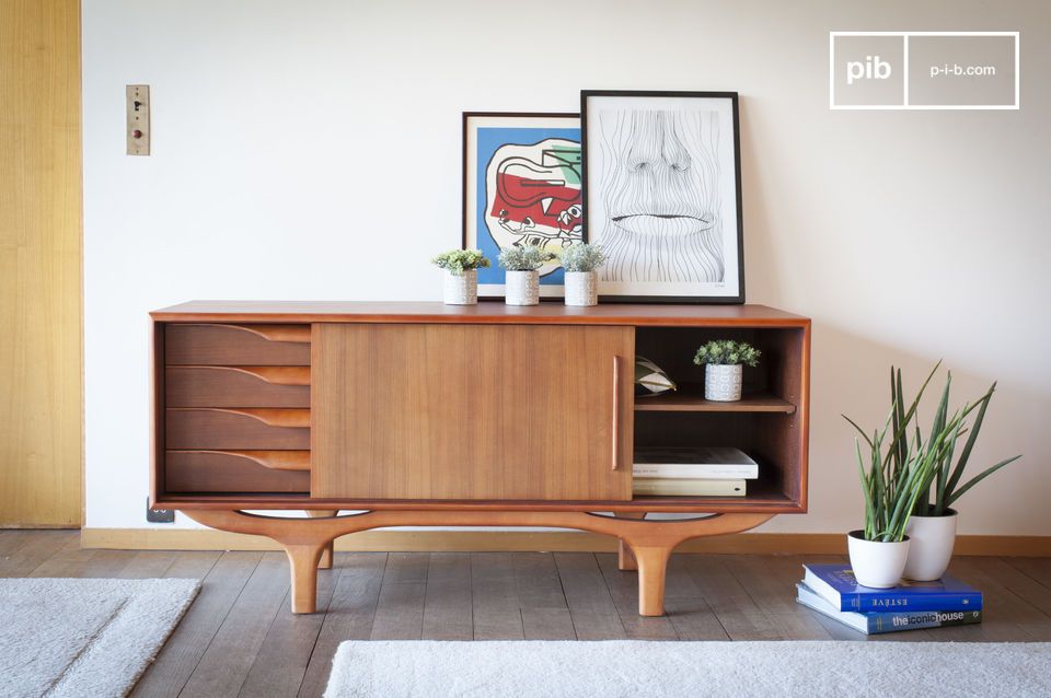 All the lines of the buffet form a stylish and balanced piece of furniture.