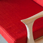 Mooi contrast tussen het lichte hout en het rood van de zitting.