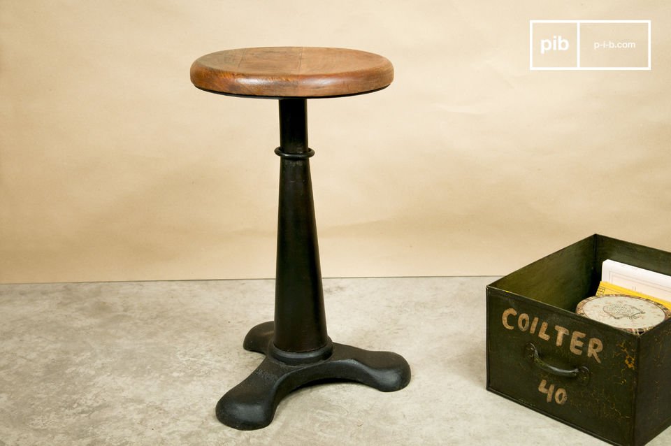 Ein Hocker im Vintage-Stil.
