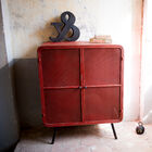 Roter Kleiderschrank aus Metall, inspiriert von den 1950er Jahren.