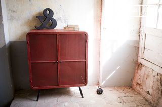 Roter Metall-Kleiderschrank