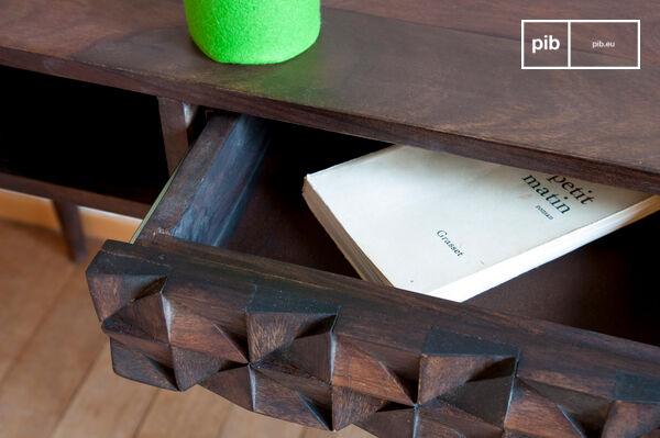 Der Schreibtisch Balkis vereint feine Holzbeine und eine Schublade mit geometrischen Reliefs und