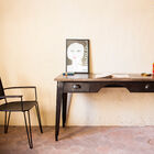 Eleganter Schreibtisch mit klassischem Schwarz und Holz-Look.