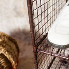 Die Bank hat eine schöne braune Farbe.