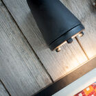 Wandlampe aus mattschwarz lackiertem Messing.