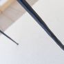 Sehr dünne Füße aus mattschwarzem Metall, strukturiert und extrem stark.