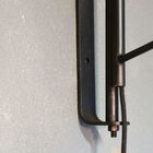 Ein schwarzer geflochtener Draht umgibt das Kabel.